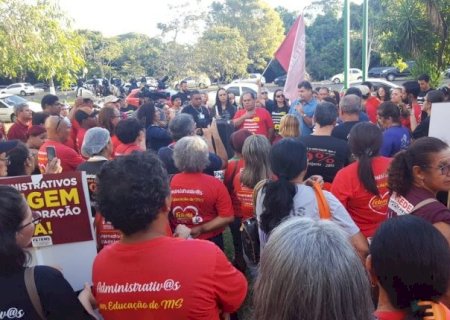 Mais uma reunião termina sem acordo e administrativos mantém greve