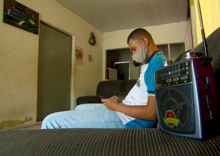 Professores adaptam aulas para o rádio para ajudar estudantes que não têm acesso à internet