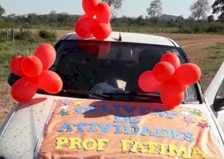 Professora viaja 90 km para entregar atividade a aluno sem internet