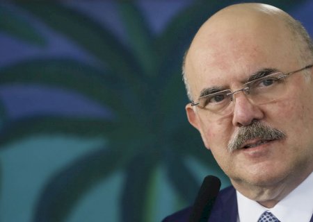 Ministro da Educação diz que por ele aulas voltariam amanhã