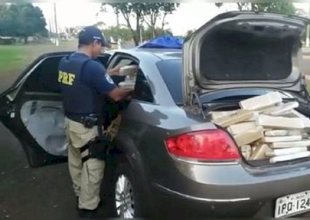 Durante perseguição PRF atira contra pneus de carro de traficante que carregava mais de 700 quilos de maconha