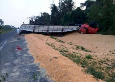 NAVIRAÍ: Para evitar acidente, motorista sai da pista e tomba carreta na MS-141