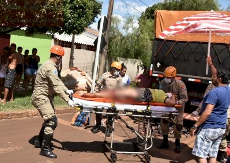Maracaju: Jovem mulher ciclista que se envolveu em acidente com carreta bi trem é encaminhada em estado grave para unidade médica da capital