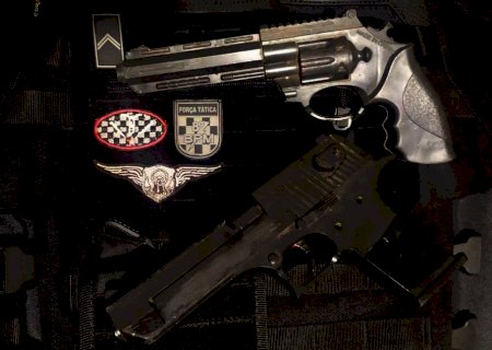 Batayporã: Jovens são detidos após polícia localizar produtos furtados e simulacros de arma de fogo em residência