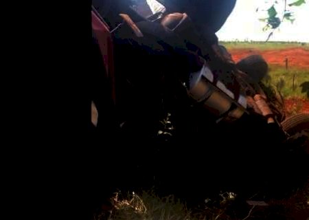 Carreta 'dá pane' é atingida por caminhão e motorista morre na BR-267