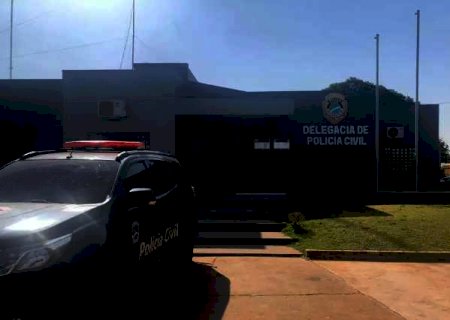 Beb&ecirc; &eacute; achado sujo de fezes, com fome e sede no ch&atilde;o de resid&ecirc;ncia