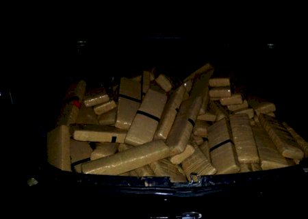 Traficantes fogem alta velocidade e abandonam carro carregado com maconha em rodovia