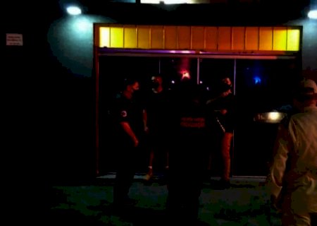 Flagrados com aglomeração, bar e tabacaria são interditados e donos multados em até R$ 30 mil