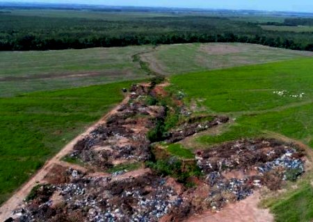 Fazendeiro &eacute; multado em R$ 36 mil por transformar vo&ccedil;oroca "gigante" em lix&atilde;o