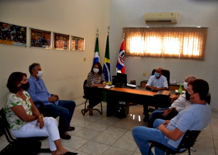 TAQUARUSSU: Prefeito Clovis do Banco recebe representantes do Estado e da Construtora
responsável pelas obras do Programa Habitacional