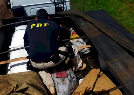 Motorista &eacute; preso transportando 468 quilos de drogas sob carga de farinha