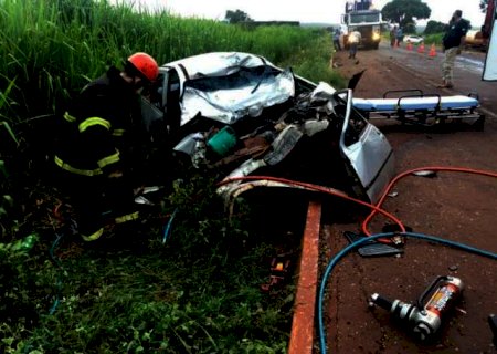 Carro fica destru&iacute;do ap&oacute;s acidente com caminh&atilde;o pipa e carreta
