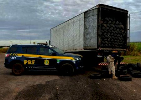 Caminhoneiro &eacute; preso transportando mil pneus novos sem nota fiscal