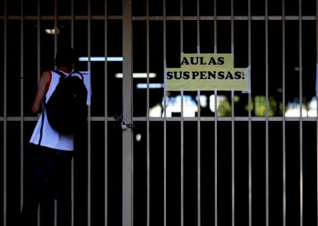 Câmara aprova texto-base de PL que torna escolas serviços essenciais