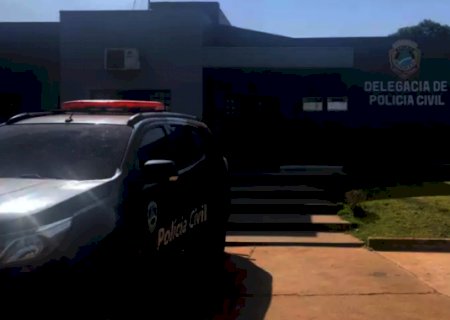 Homem usa serrote para tentar arrancar bra&ccedil;o da esposa e foge por mata