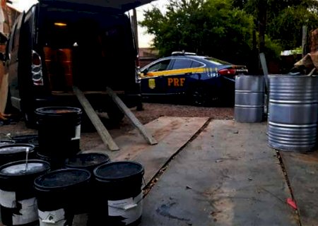 Pol&iacute;cia prende 14 pessoas e apreende produtos usados para refinar coca&iacute;na