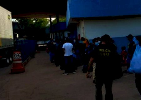 Fiscaliza&ccedil;&atilde;o apreende &ocirc;nibus com 22 bolivianos e tr&ecirc;s colombianos