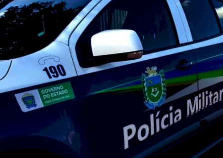 Homem invade residência, tenta matar mulher a facadas e ameaça policiais em Batayporã