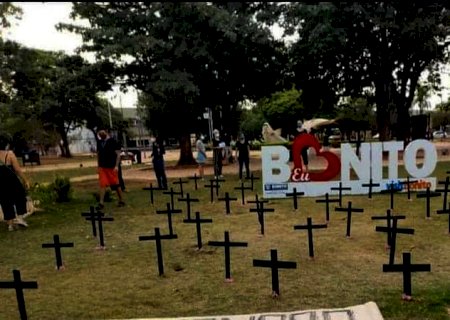 Protesto contra Bolsonaro enche praça de cruzes e causa polêmica em Bonito