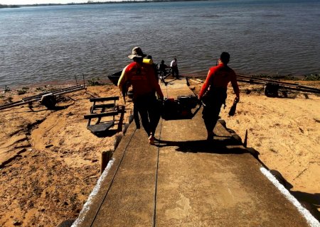 Bombeiros procuram por homem que caiu de barco e desapareceu