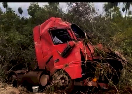 Motorista perde controle e tomba carreta com calcário BR-267