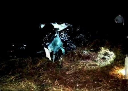 Colisão entre caminhonete e carreta mata jovem de 26 anos