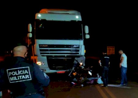 Motociclista invade a contram&atilde;o e morre ao bater de frente com carreta