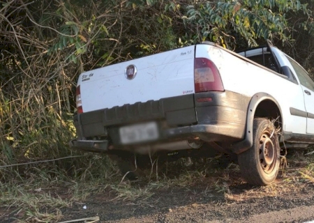 BATAYPORÃ: Picape capota na MS-276 após condutor levar fechada de carreta