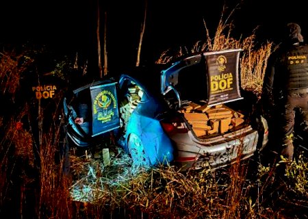 Em persegui&ccedil;&atilde;o, traficante abandona carro com 1 tonelada de maconha e foge a p&eacute;