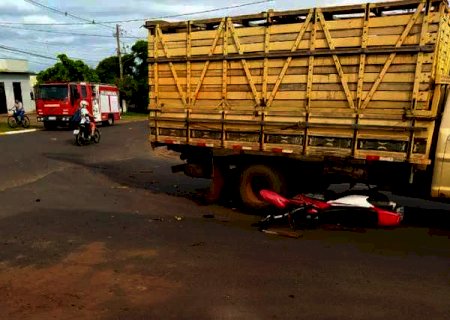 Jovem fica gravemente ferido ao ser atropelado por caminhonete
