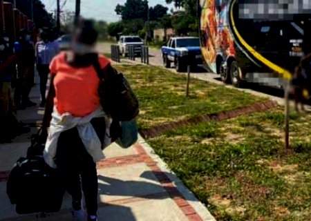 Bol&iacute;via barra entrada de &ocirc;nibus e manda 73 haitianos de volta para MS
