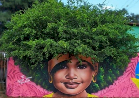 Sucesso mundial, brasileiro usa árvores como cabelo em pinturas