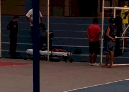 Baleado, jovem pede socorro em escola e morre em quadra de esportes