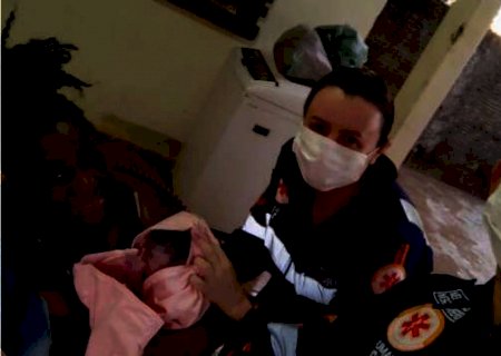 NAVIRAÍ: Mulher sente contra&ccedil;&otilde;es e beb&ecirc; nasce na sala de casa