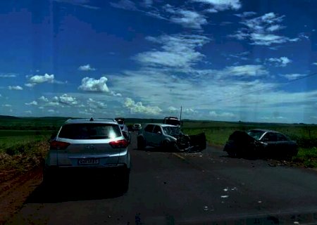 Tr&ecirc;s pessoas ficam feridas em colis&atilde;o frontal na MS-162