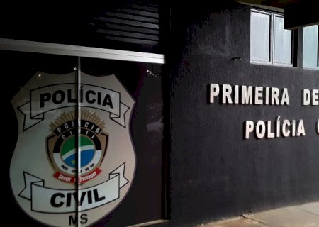 Bêbado e sem CNH, motorista joga carro contra viatura da PM e acaba preso
