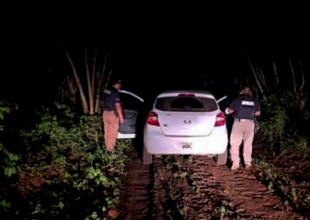 Carro de motorista deixado amarrado em &aacute;rvore por trio &eacute; recuperado na Bol&iacute;via