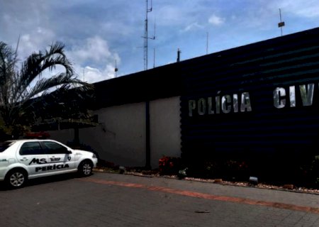 Tr&ecirc;s crian&ccedil;as s&atilde;o encontradas abandonadas em casa cheia de lixo
