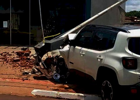 Mulher perde controle, colide carro e derruba poste de energia