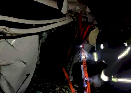 Casal morre e dois ficam feridos em capotagem na BR-262