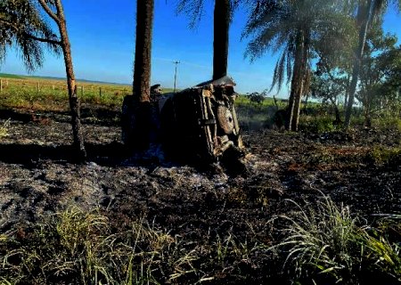 Carro pega fogo depois de bater em coqueiro e trabalhadores morrem carbonizados