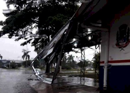 Chove forte em Ponta Por&atilde; desde a madrugada e temporal provoca estragos