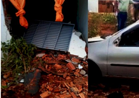 Motorista bêbado atropela mulher com carrinho de bebê e invade muro de casa em MS
