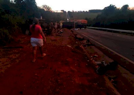 Casal morre em acidente envolvendo cinco ve&iacute;culos na BR-163