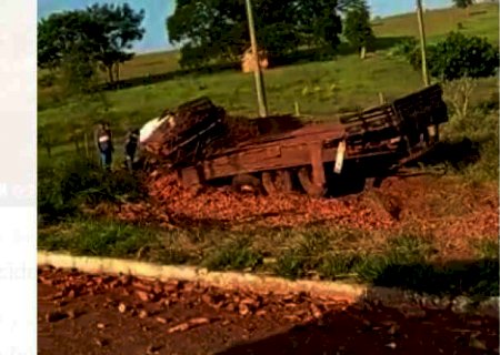 Caminh&atilde;o com mandioca capota e motorista morre na BR-376