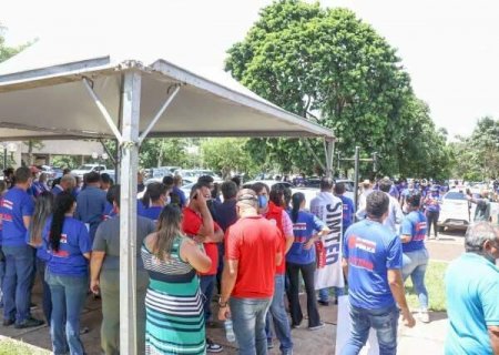 Professores negociam com governo equipara&ccedil;&atilde;o salarial de convocados