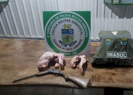 Com 45 munições, caçadores são presos com carne de jacaré em Bonito