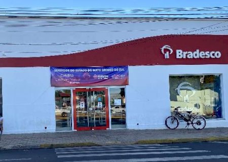Bandidos entram pelo telhado e tentam furar parede para acessar cofre de banco