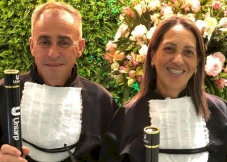 Pais conquistam juntos diploma em homenagem a filha morta em acidente