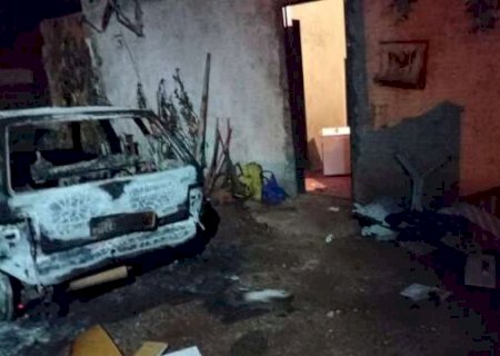 Mulher &eacute; agredida pelo ex-marido, socorrida sangrando e com carros pegando fogo